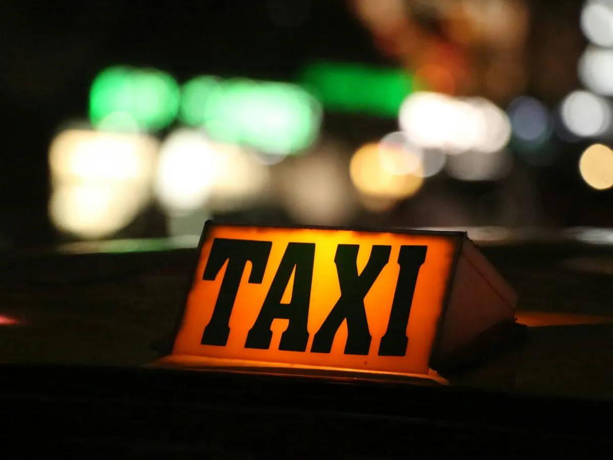 Chauffeur van Taxi Venlocity